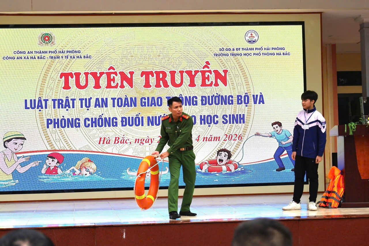 Công an xã Hà Bắc: Chủ động tuyên truyền, hướng dẫn kỹ năng phòng chống đuối nước cho học sinh. 